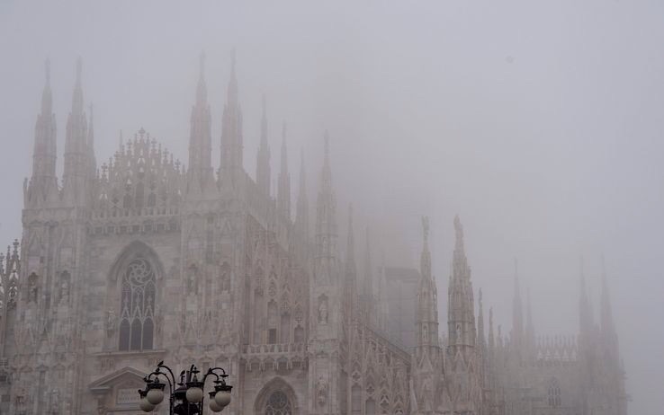 Il Duomo di Milano avvolto dalla Nebbia